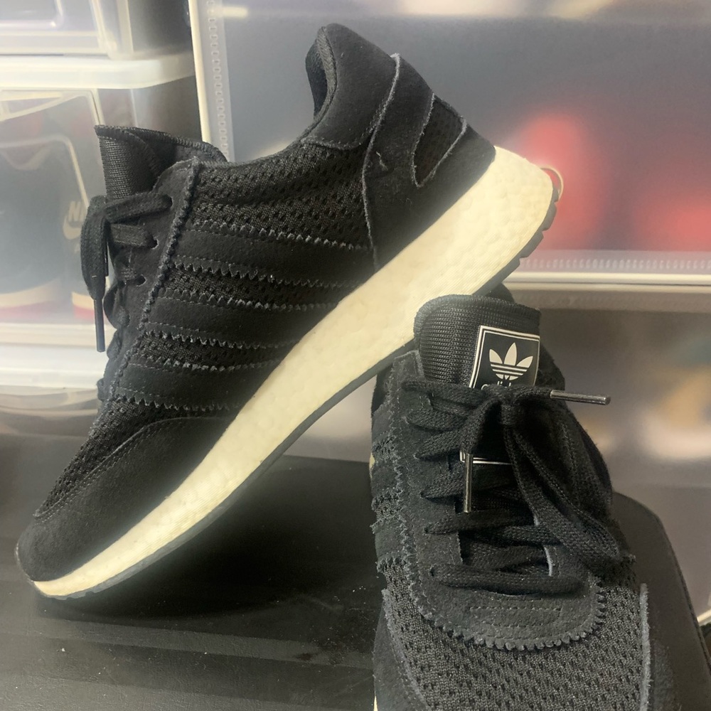 Adidas black sneaker